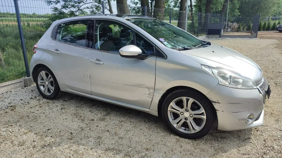 PEUGEOT 208 -