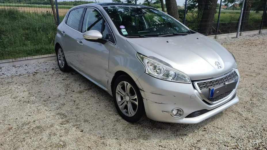 PEUGEOT 208 -