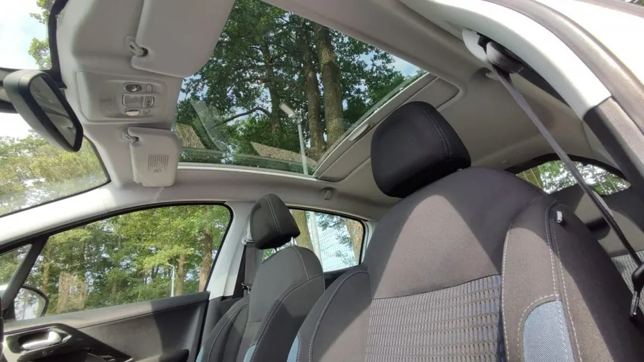 PEUGEOT 208 -