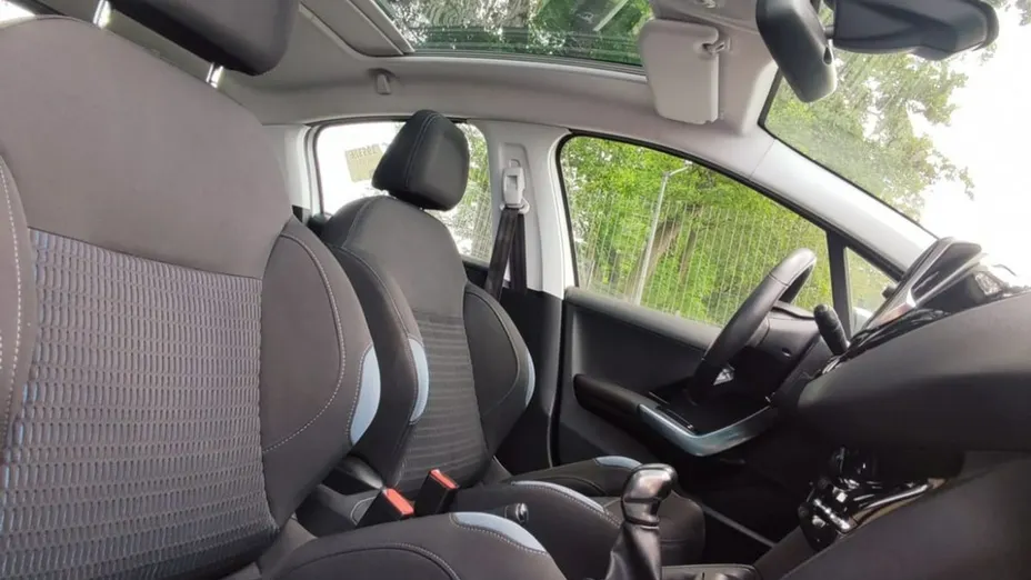 PEUGEOT 208 -