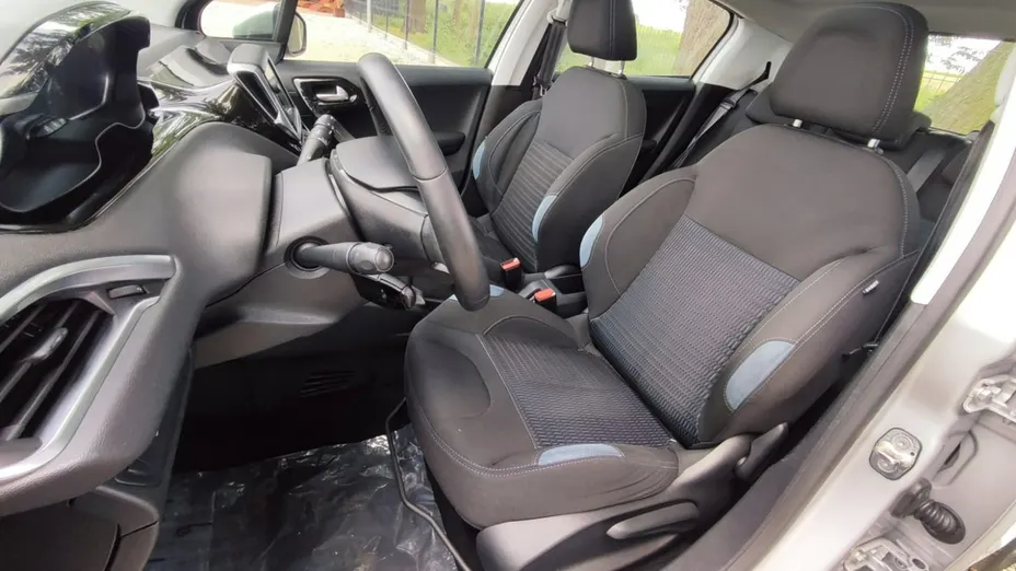 PEUGEOT 208 -