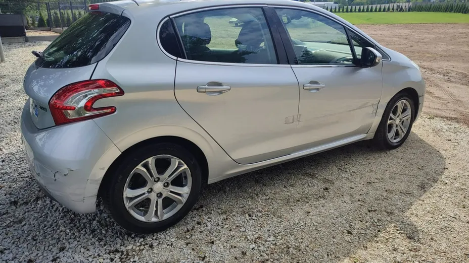 PEUGEOT 208 -