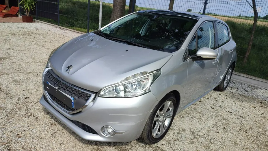 PEUGEOT 208 -