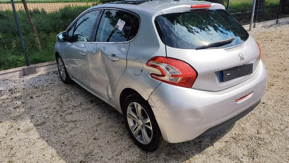 PEUGEOT 208 -