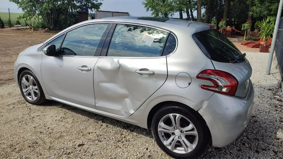PEUGEOT 208 -
