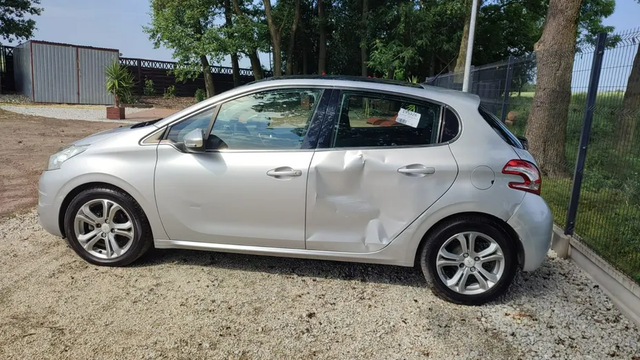 PEUGEOT 208 -
