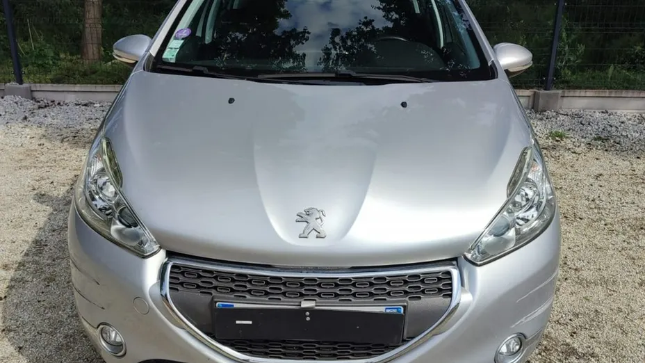 PEUGEOT 208 -