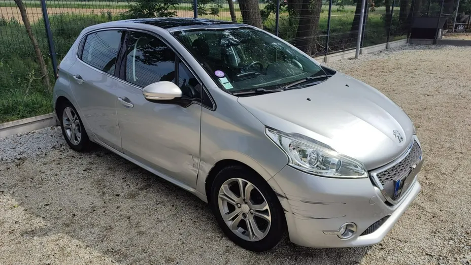 PEUGEOT 208 -