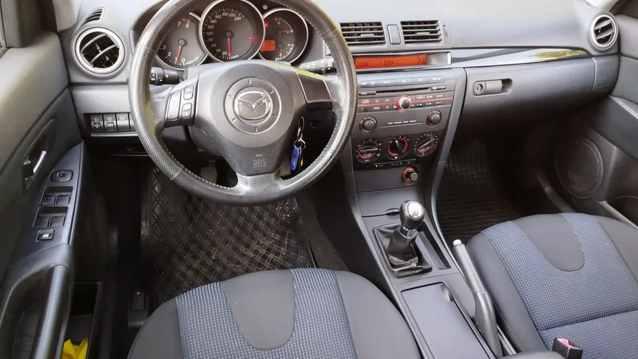 MAZDA 3 -