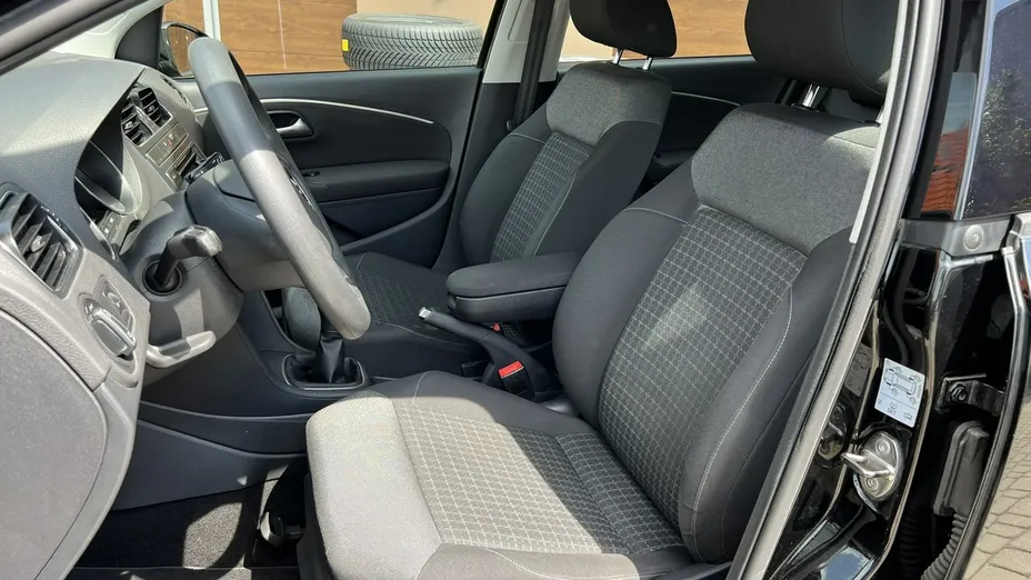 VOLKSWAGEN Polo -