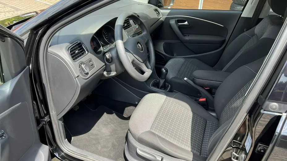 VOLKSWAGEN Polo -