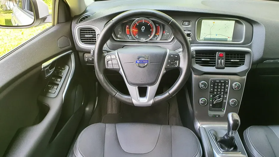 VOLVO V40 -