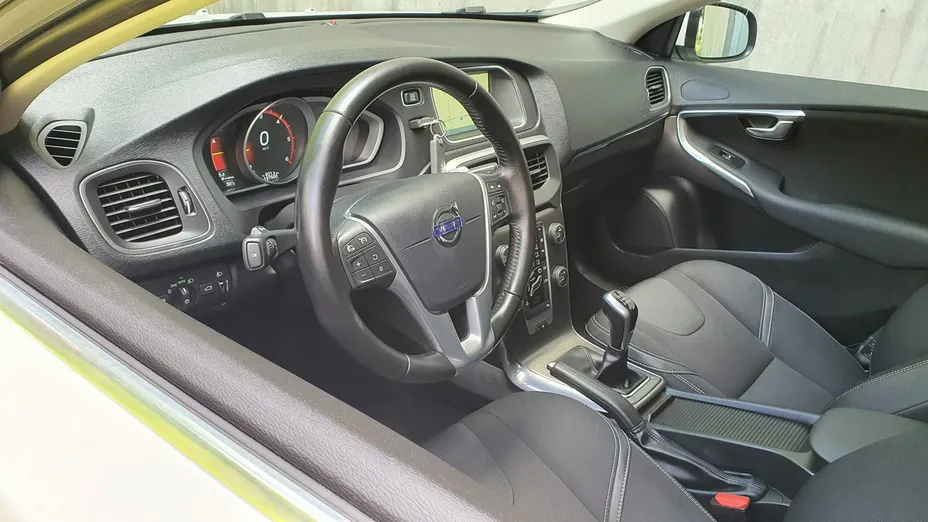VOLVO V40 -