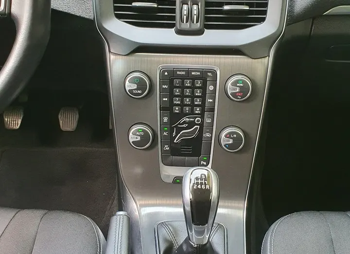 VOLVO V40 -