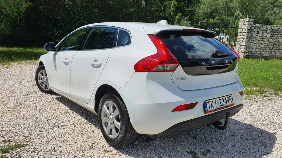 VOLVO V40 -