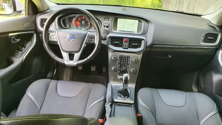 VOLVO V40 -