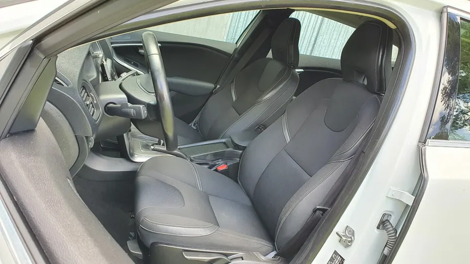 VOLVO V40 -