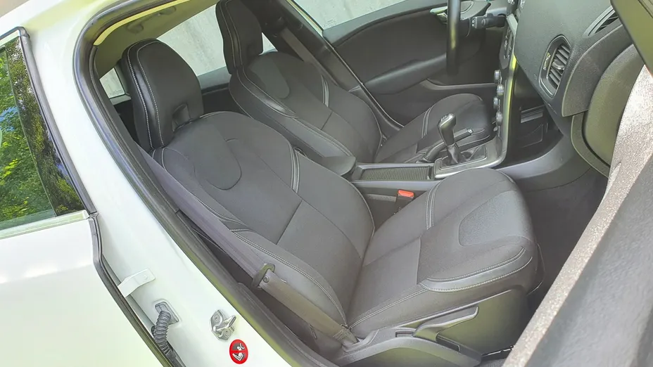 VOLVO V40 -