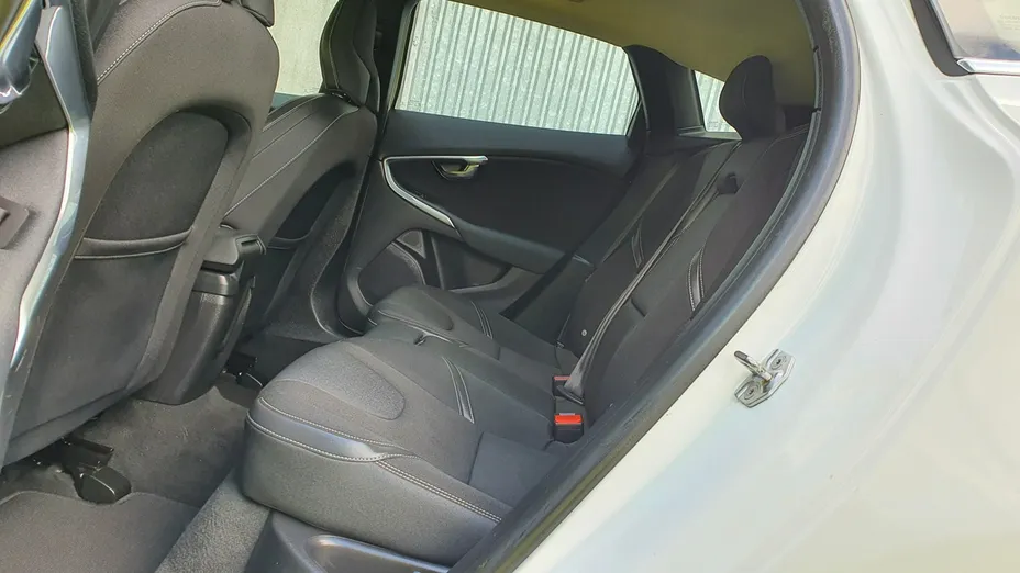VOLVO V40 -