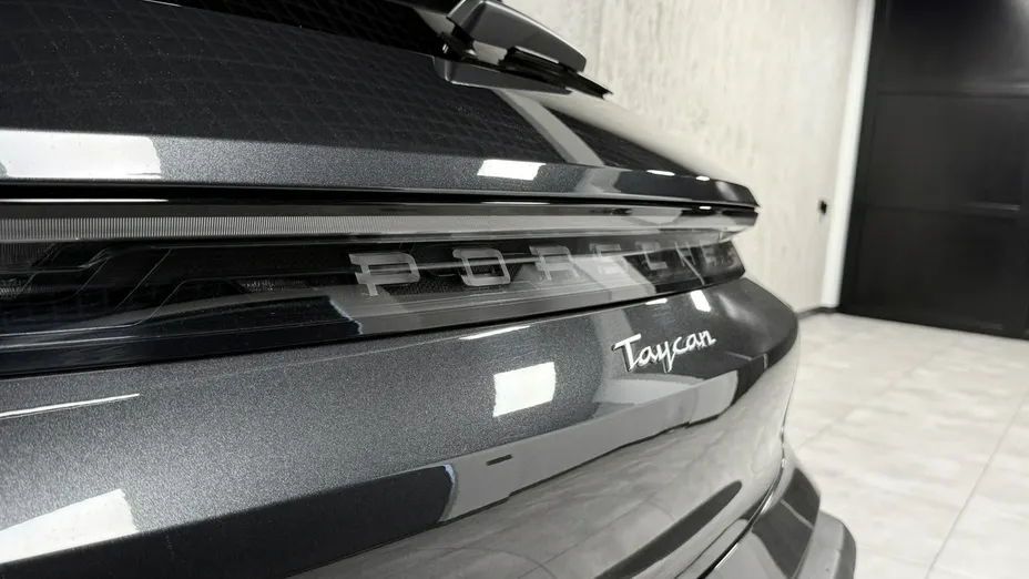 PORSCHE Taycan -