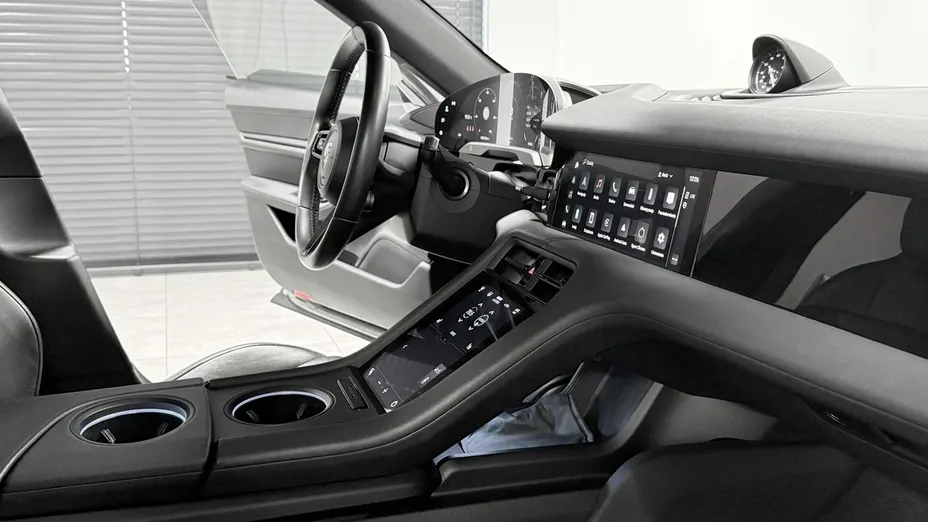 PORSCHE Taycan -