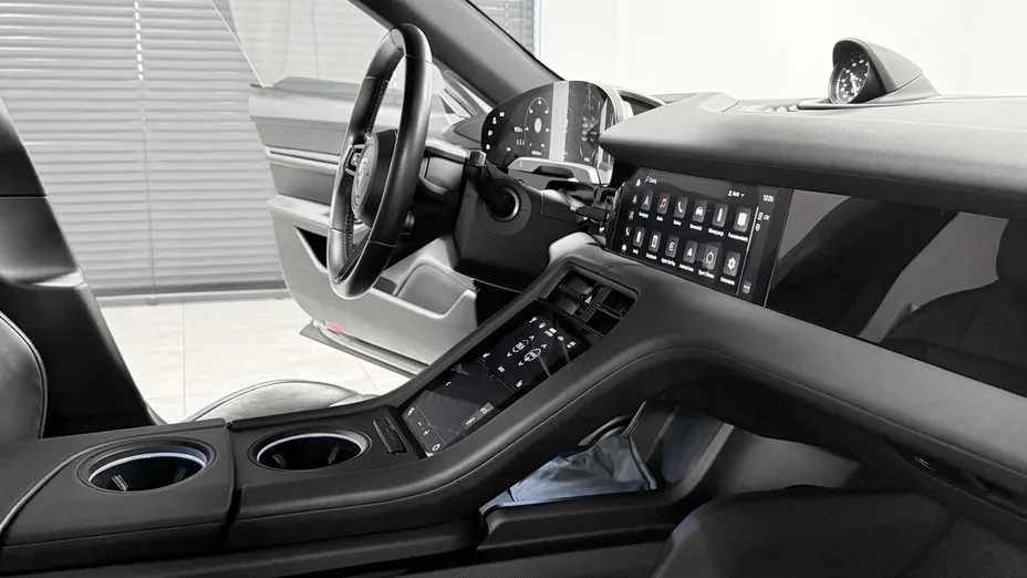 PORSCHE Taycan -