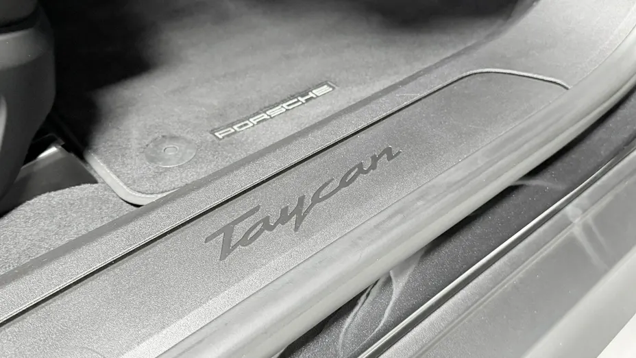 PORSCHE Taycan -