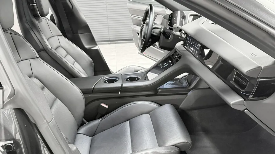 PORSCHE Taycan -