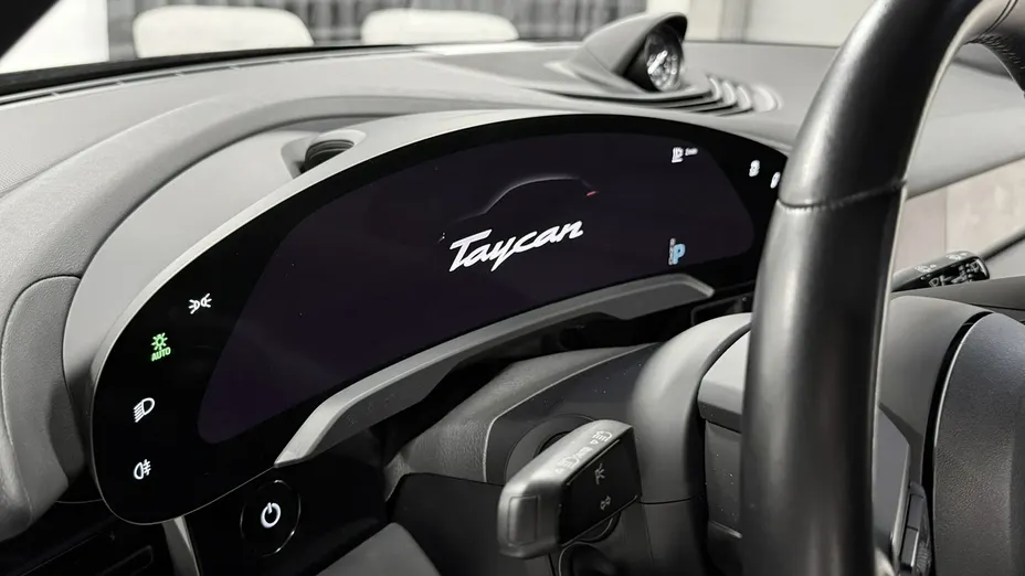 PORSCHE Taycan -
