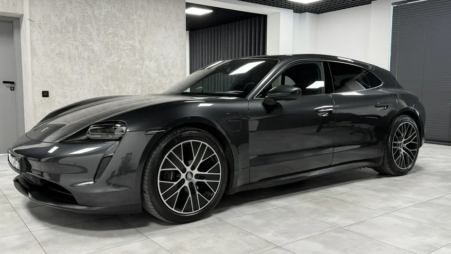 PORSCHE Taycan -