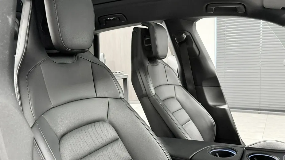 PORSCHE Taycan -