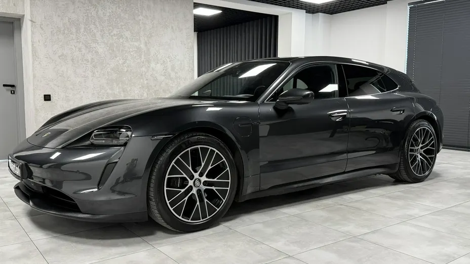 PORSCHE Taycan -