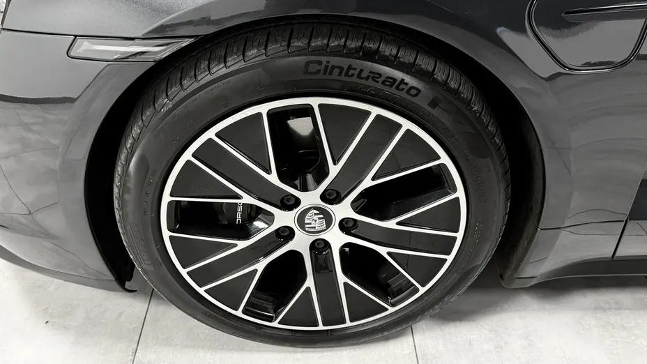 PORSCHE Taycan -