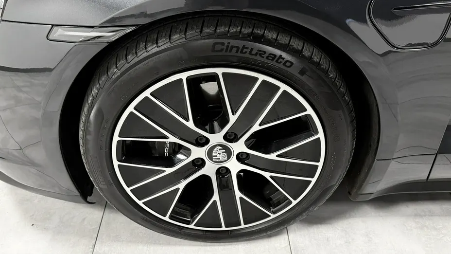 PORSCHE Taycan -