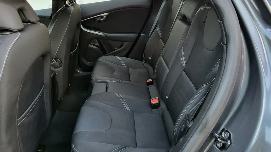 VOLVO V40 -