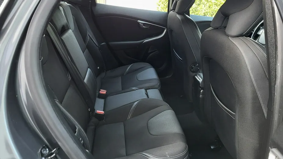 VOLVO V40 -