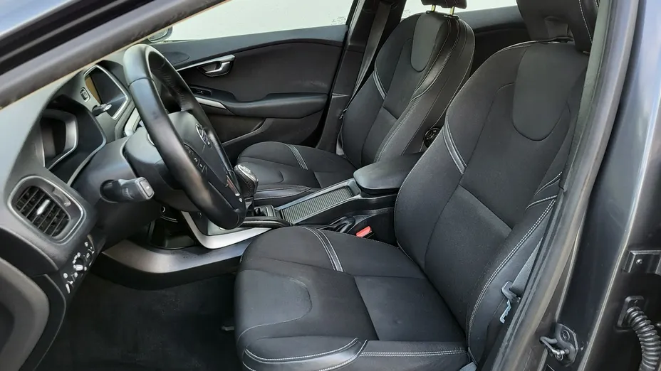 VOLVO V40 -