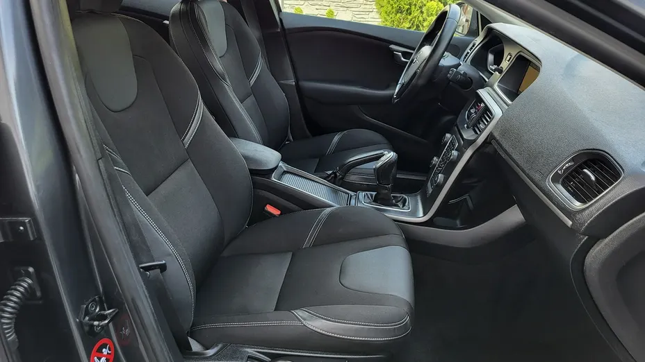 VOLVO V40 -