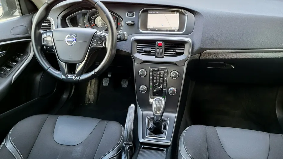 VOLVO V40 -