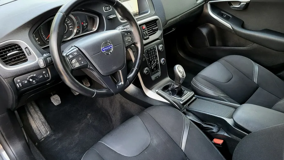VOLVO V40 -