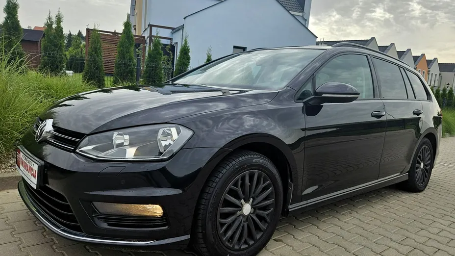 VOLKSWAGEN Golf -