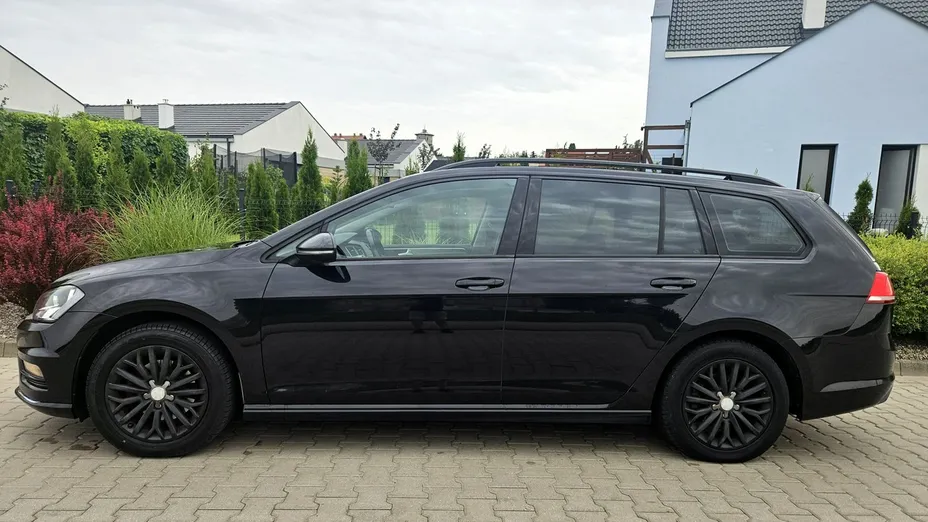 VOLKSWAGEN Golf -