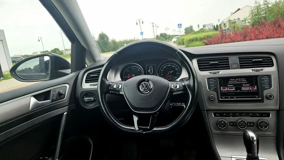 VOLKSWAGEN Golf -