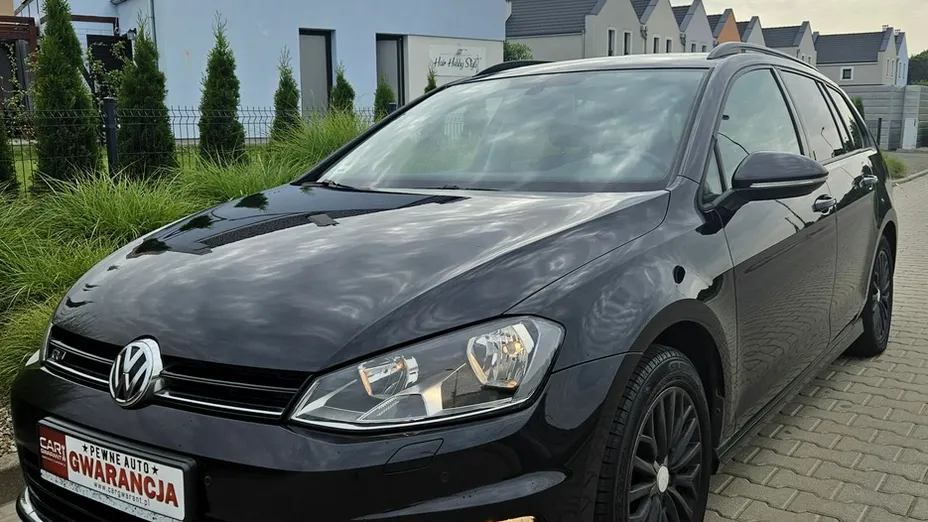 VOLKSWAGEN Golf -
