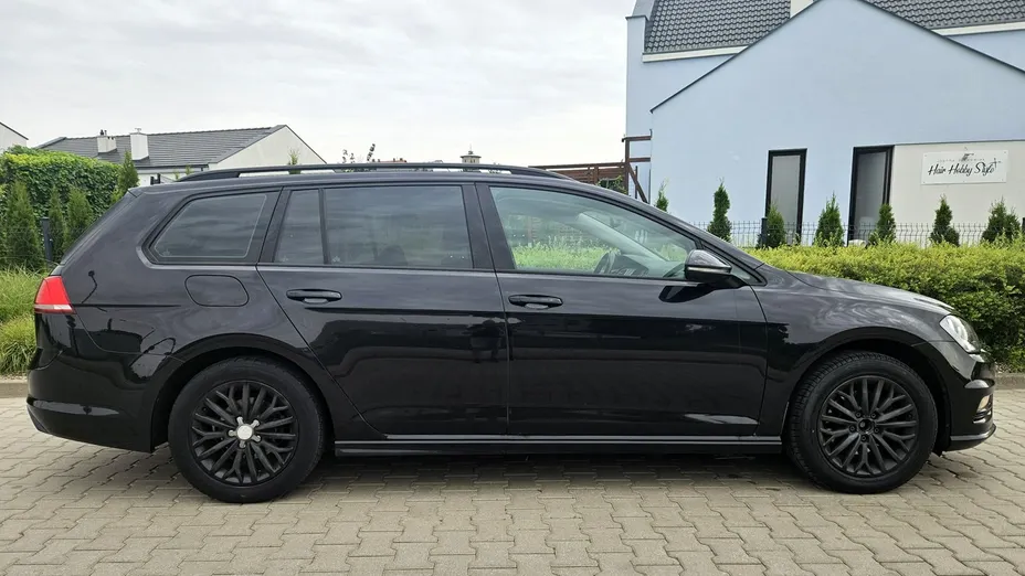 VOLKSWAGEN Golf -