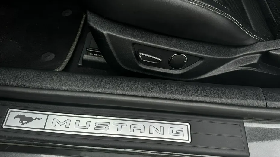 FORD Mustang -