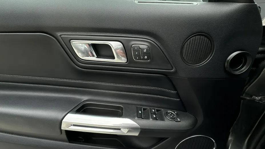 FORD Mustang -