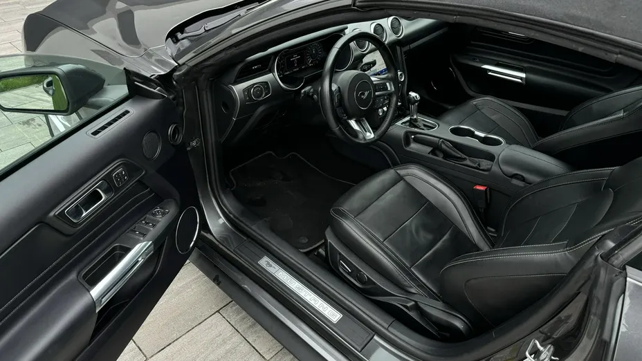 FORD Mustang -