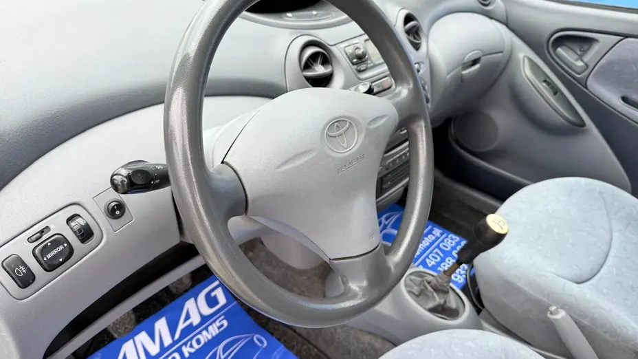 TOYOTA Yaris -