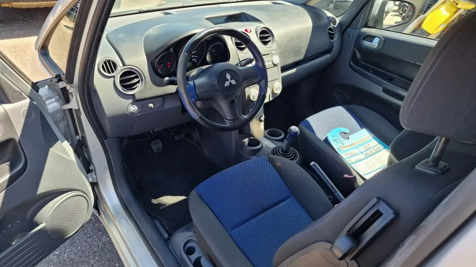 MITSUBISHI Colt -